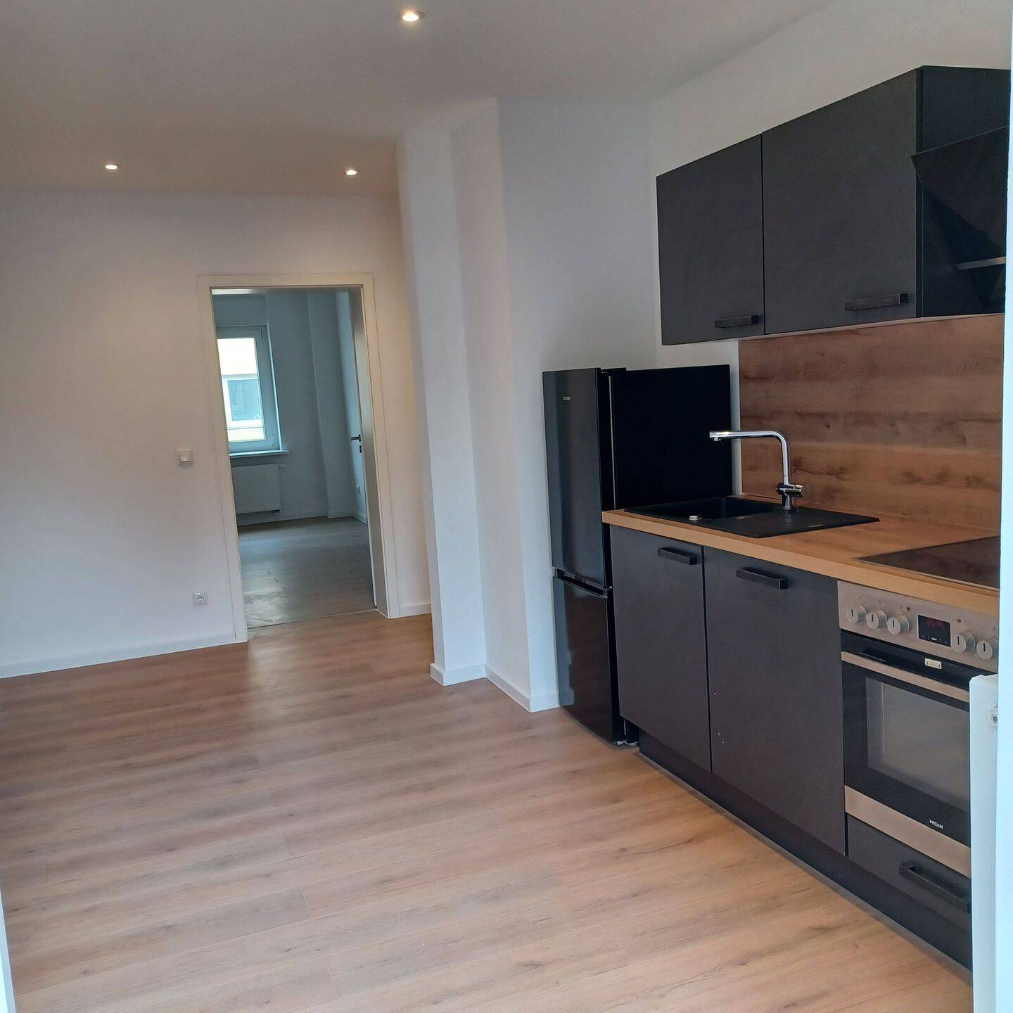 Renovierte 2-Zimmer-Wohnung mit Balkon, zentral gelegen