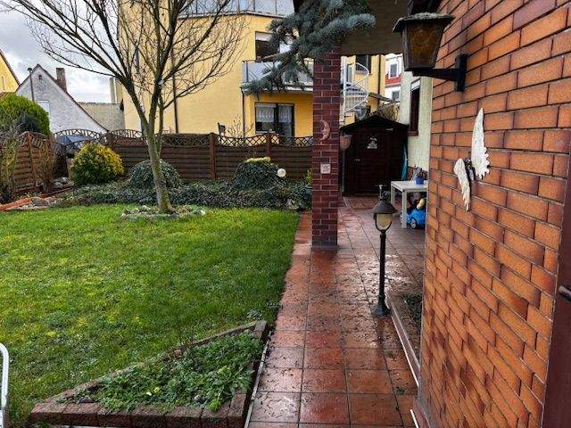 Ruhig gelegenes Zweifamilienhaus im Herzen Rottendorf, nutzbar als Mehrgenerationenhaus, für die Familie oder zur Eigennutzung mit Büro. – Rottendorf – Vorschaubild 3