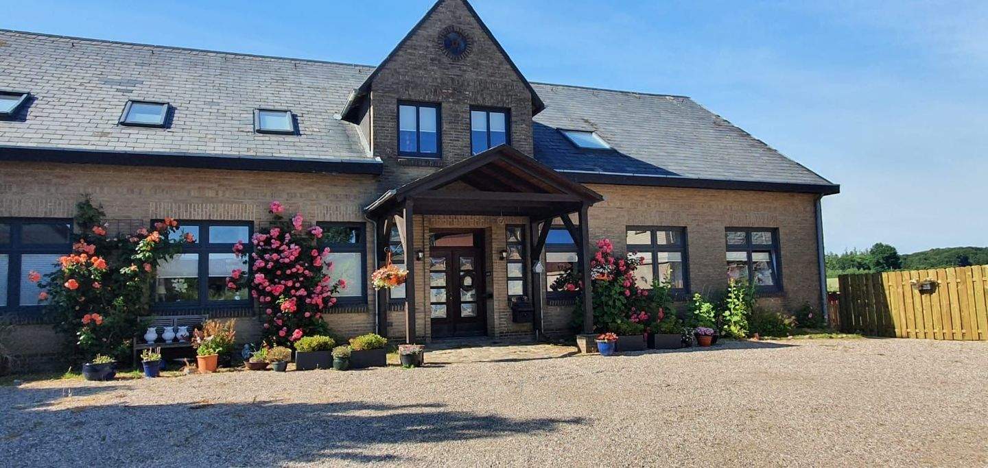 Kernsanierter Resthof mit großzügigem Grundstück – Nübel – Bild 1 von 9