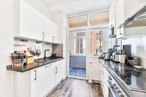 Traumhafte Altbauwohnung mit 2,80 m Stuckdecken, Loggia & hochwertiger Sanierung – 70178 Stuttgart – Vorschaubild 5