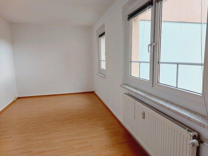 Dachgeschosswohnung geräumigen Wohnzimmer und Balkon sowie 3 weiteren Zimmern – Leipzig – Bild 1 von 9