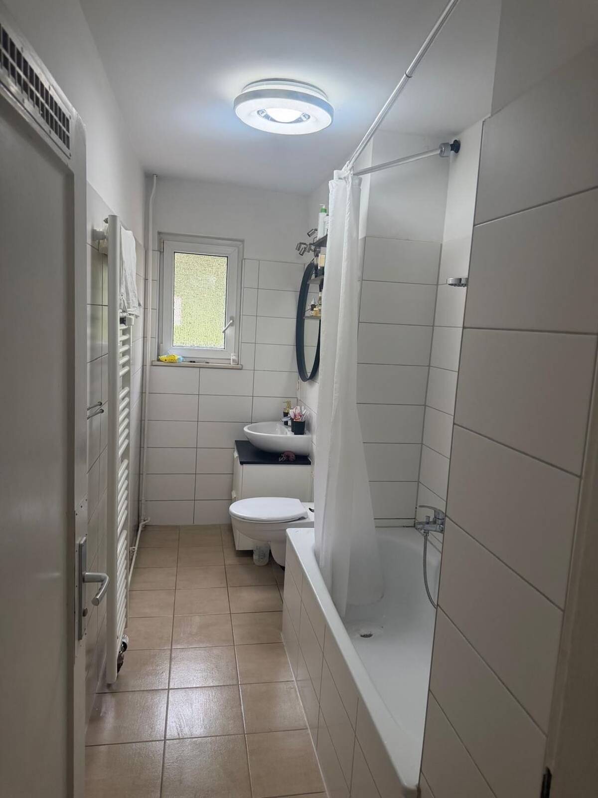Ab sofort 3-Zimmer Wohnung mit Einbauküche und Möbel am Frankfurt am Main – 65929 Frankfurt am Main – Bild 1 von 9