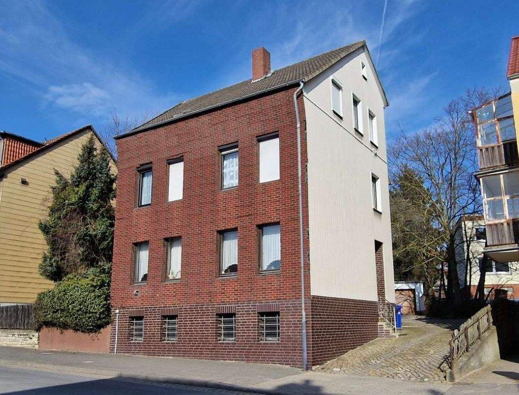 Zweifamilienhaus mit separatem Wohngebäude, 6 Garagen und schönem Gartengrundstück! – Schöningen – Bild 1 von 9
