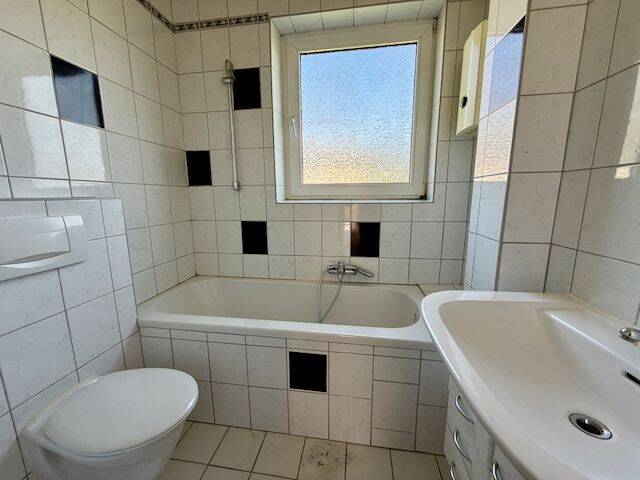 LEERE DREI ZIMMER WOHNUNG MIT SÜD BALKON! – Duisburg – Vorschaubild 9