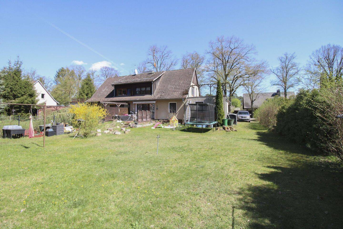 Großzügige DHH mit Kamin, Vollkeller und großem Garten in Strausberg – Strausberg – Bild 1 von 9