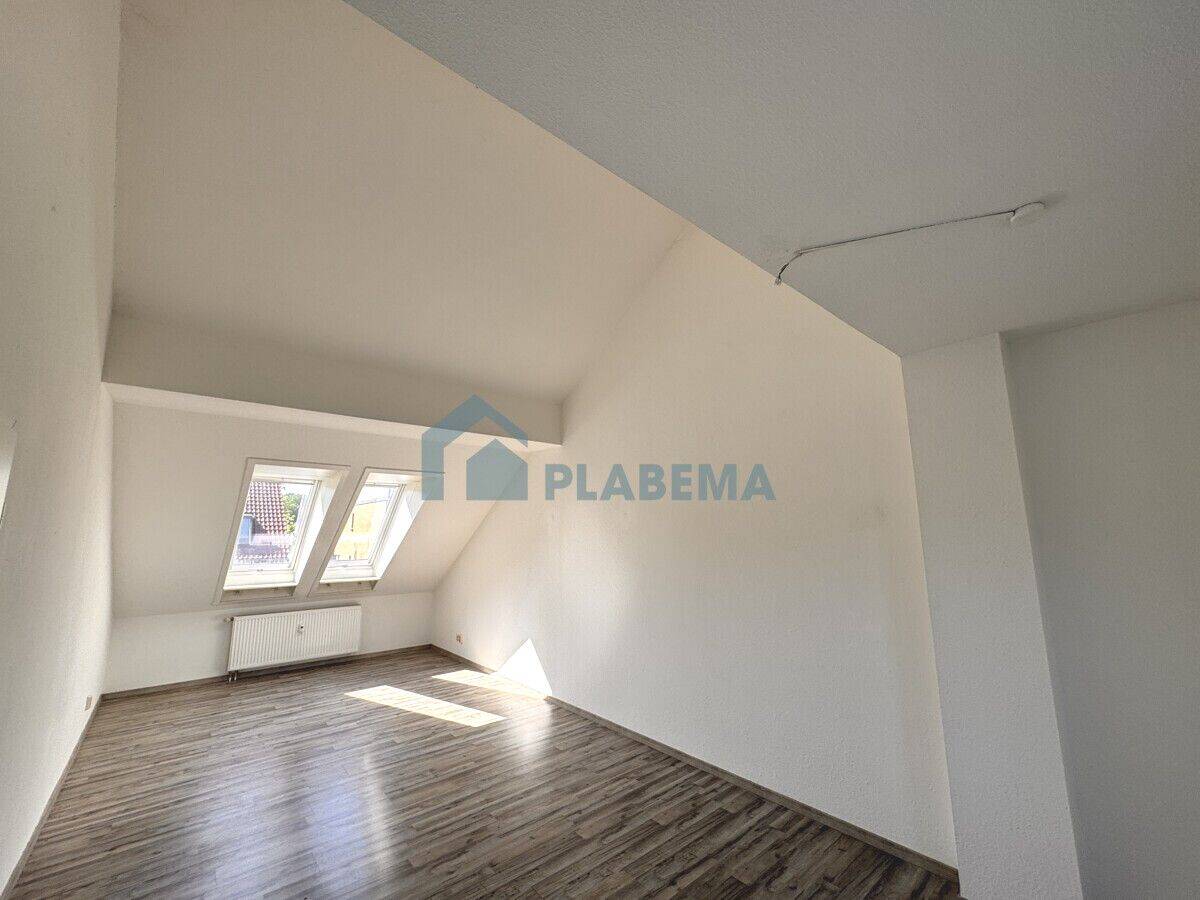 Moderne 3- Zimmer- Dachgeschoßwohnung mit Balkon und neuwertiger Einbauküche