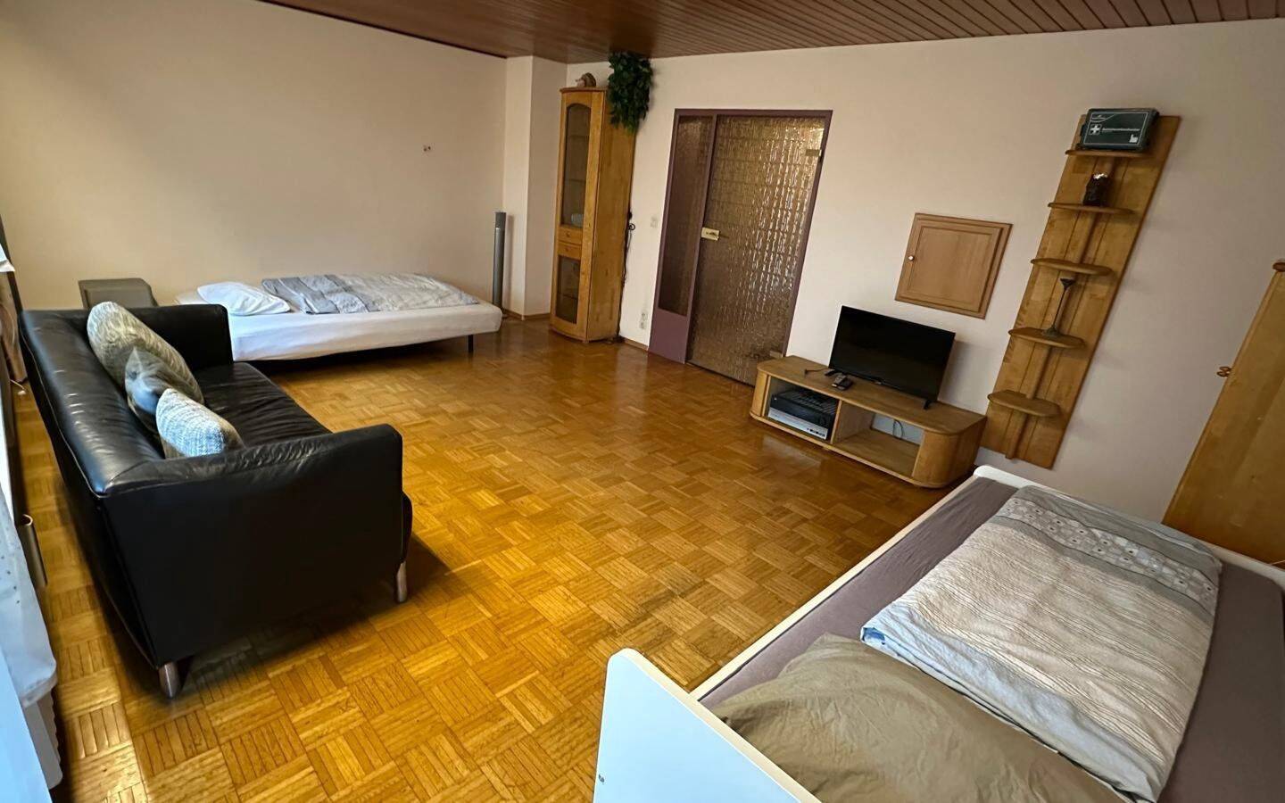 Zimmer 3 mit WLAN und Gemeinschaftsbereichen: Küche, Bad/WC, TV, Terrasse, Waschmaschine und Trockn