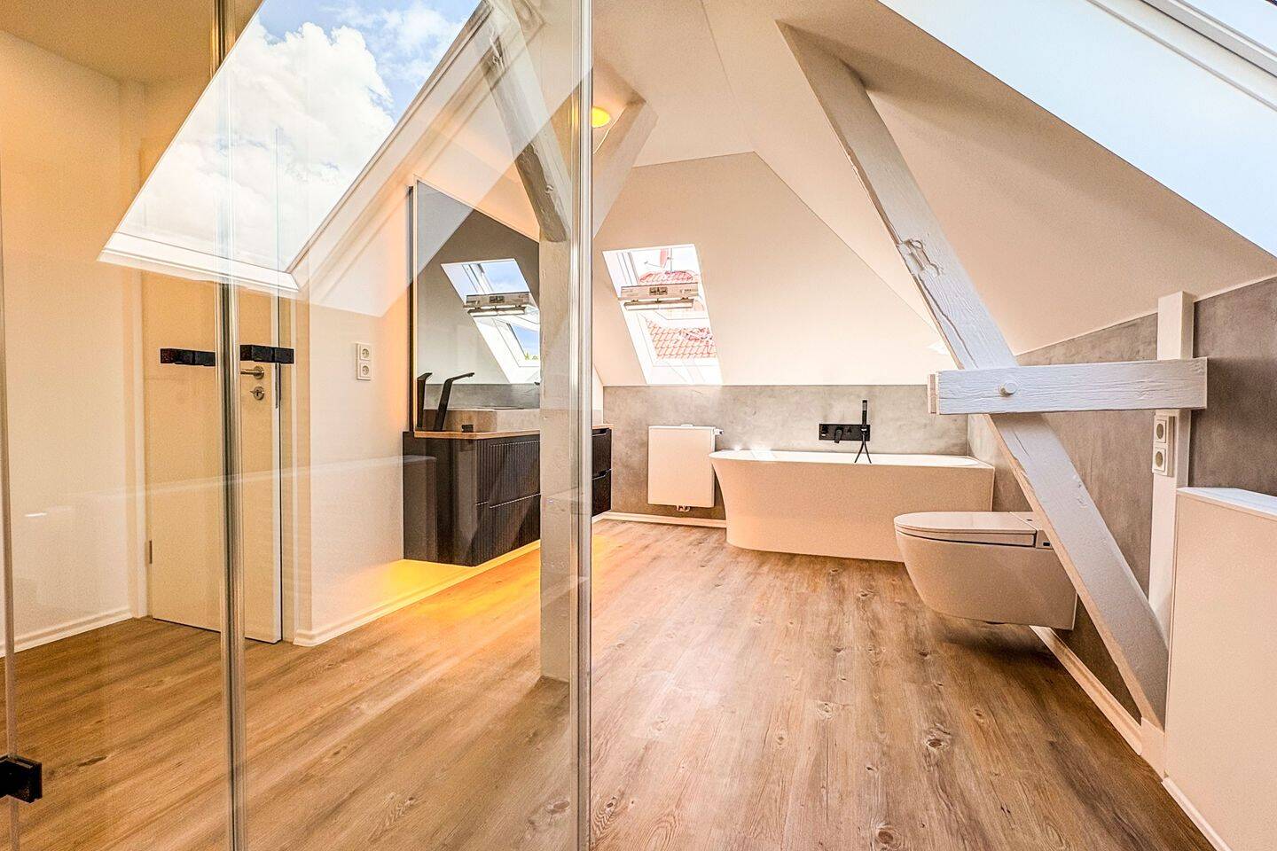Kernsanierte Premium-Dachgeschosswohnung mit Weitblick, Smart Home, Klimatisierung und Dachterrassenpotenzial am Rudolfplatz – Braunschweig – Vorschaubild 9