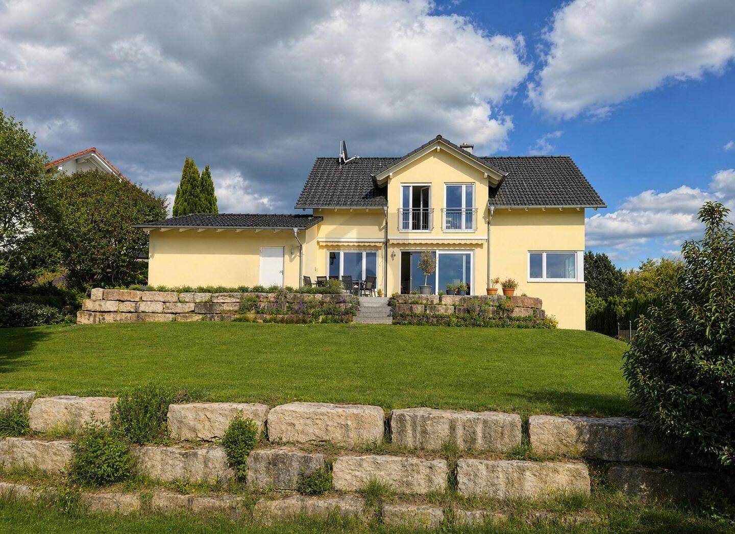 EXKLUSIVES FAMILIENDOMIZIL UNWEIT DES BODENSEES – Stockach – Bild 1 von 5