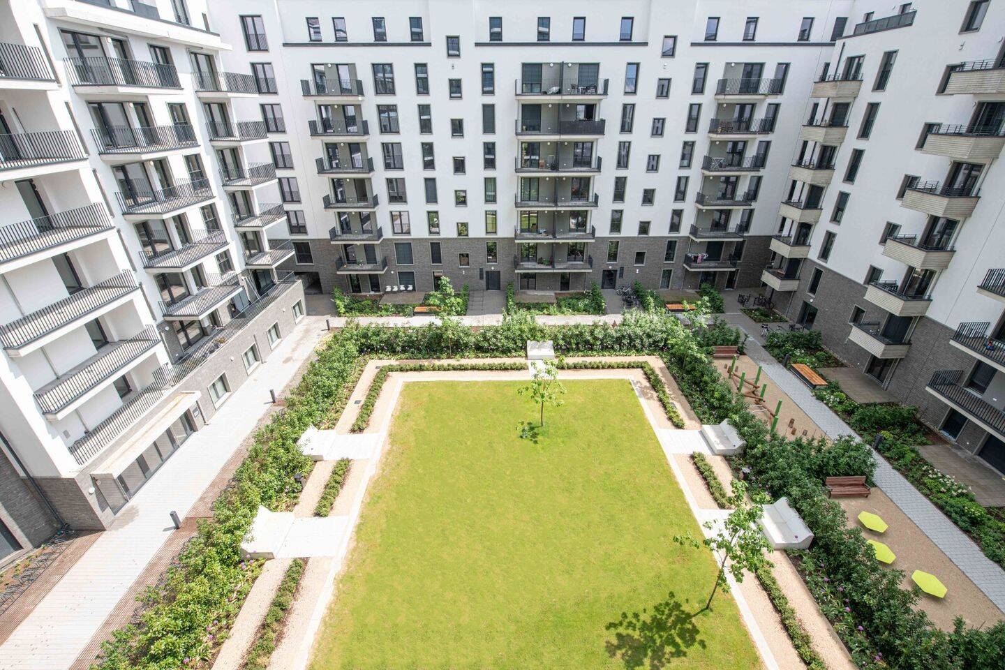 Moderne 2‑Zi.-Wohnung mit Balkon & EBK | 24/7 Concierge, Gym & Rooftop | Online-Besichtigung möglich – Frankfurt am Main – Vorschaubild 2