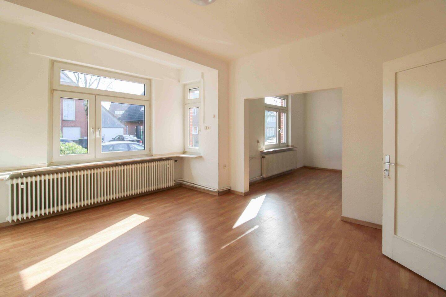 Wohnglück auf zwei Ebenen: Kaminfeuer, Gartenfreude und jede Menge Raum