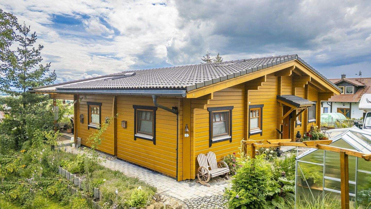 Gemütlich und Energieeffizient - Massiver Blockhaustraum für die junge Familie – Steinach – Bild 1 von 9