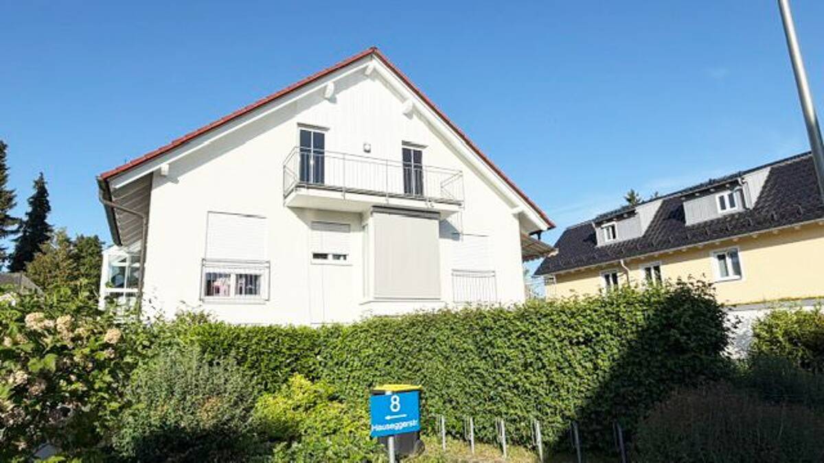 Keine Käuferprovision ! Charmante, sonnige 2-Zimmer-DG-Wohnung mit EBK in Bestlage von Allach – 80999 München – Bild 1 von 9