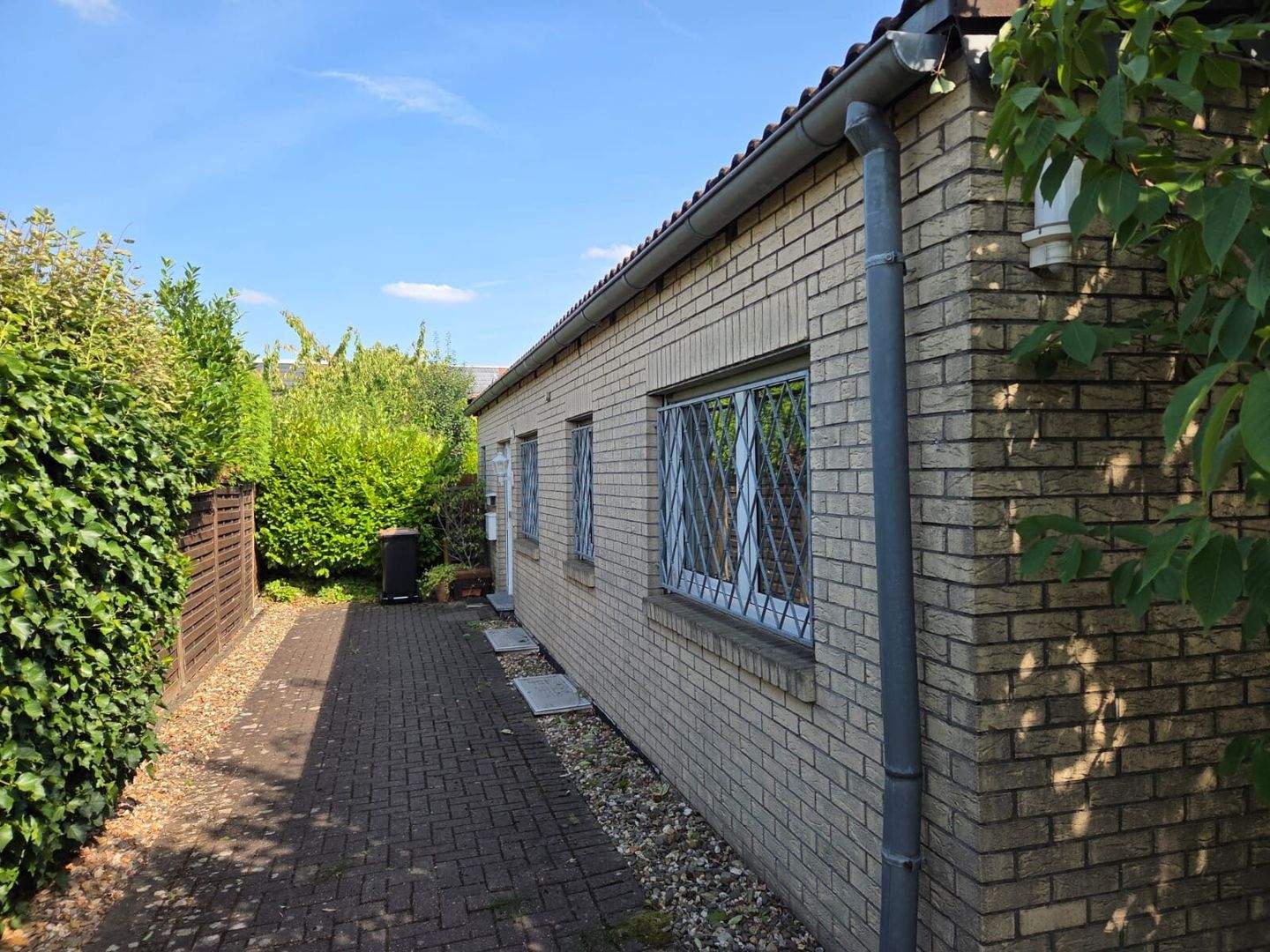 Lassen Sie Ihren Traum vom Eigenheim wahr werden: Romantischer Bungalow in ruhiger Lage von Osterath – Meerbusch – Bild 1 von 9