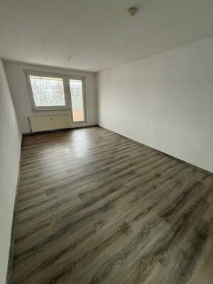4-Raum Wohnung im 3. OG mit Balkon und Wannenbad OPTIONAL Bodenbelag neu – 6128 Halle (Saale) – Vorschaubild 3