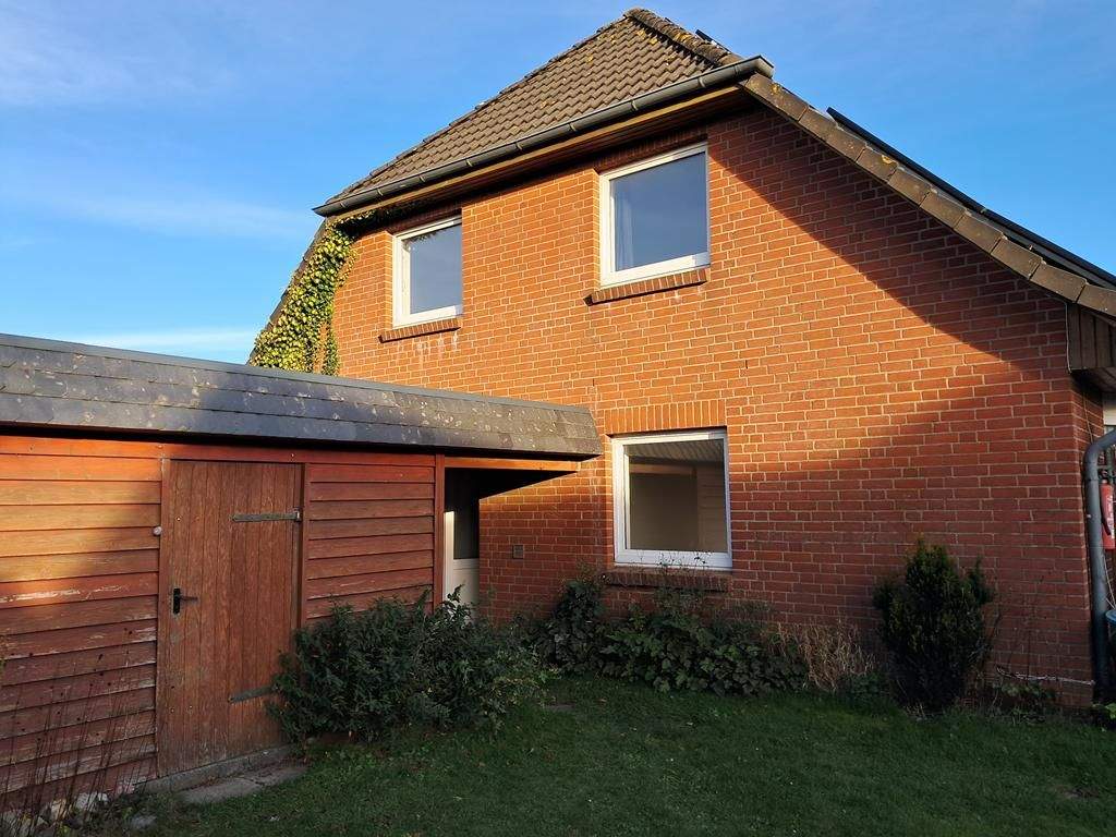 Sofort frei! Gepflegte 4-Zi-DHH mit schönem Garten, Terrasse, Carport in ruhiger Lage mit PV-Nutzung – Oeversee – Bild 1 von 9