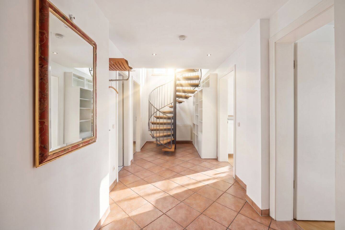 Edle Dachgeschosswohnung mit Südwest-Terrasse & Traumblick – Berlin – Vorschaubild 7