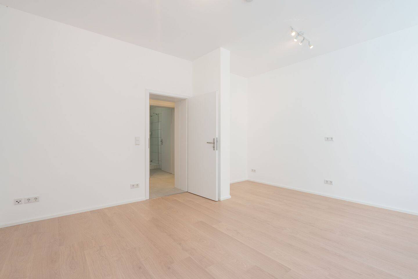 Erneuerte teilmöblierte 1-Zimmer-Wohnung in bester Lage von Nürnberg-Nord mit Einbauküche – Nürnberg – Vorschaubild 3