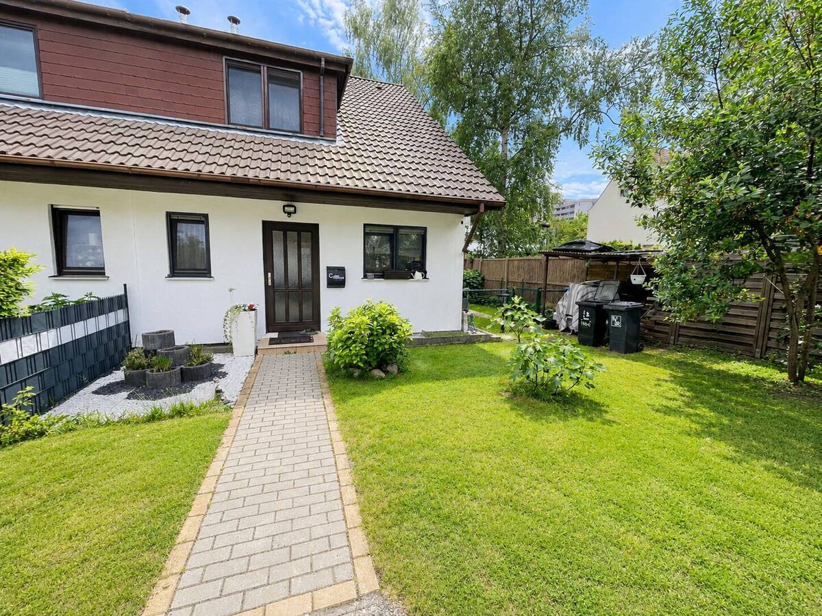 modernisierte DHH in Berlin-Rudow auf 396 m² Grundstück - Garten, 2 Stellplätze in ruhiger Wohnlage! – 12353 Berlin – Bild 1 von 9