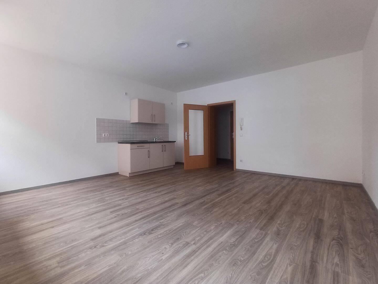 25 m² Wohnbereich mit offener Küche + inkl. EBK * / Vinyl / Bad mit Wanne – Chemnitz – Vorschaubild 2