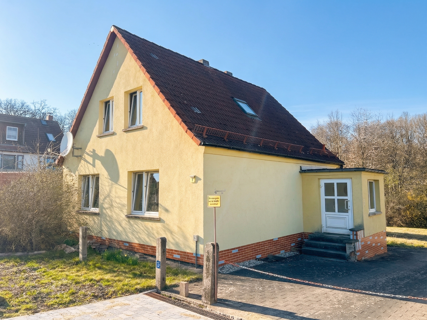 Sanierungsbedüftiges Einfamilienhaus auf traumhaftem Sonnengrundstück – Quirla – Bild 1 von 9