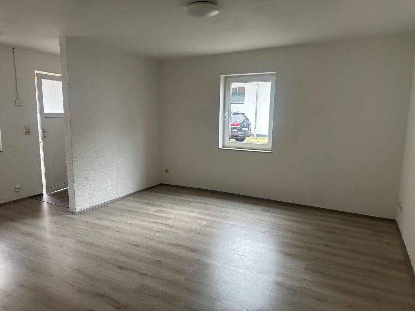 lichtdurchflutetes 1-Zimmerapartment mit EBK und grauen Laminat