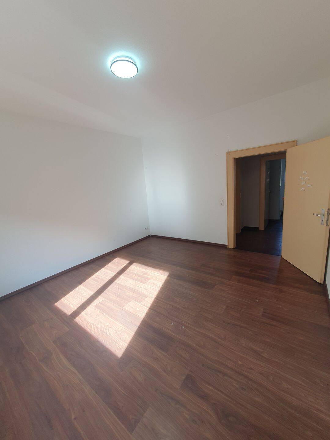 Variabel möblierte Wohnung mit neuem Mobiliar und allen Geräten – Nürnberg – Vorschaubild 5