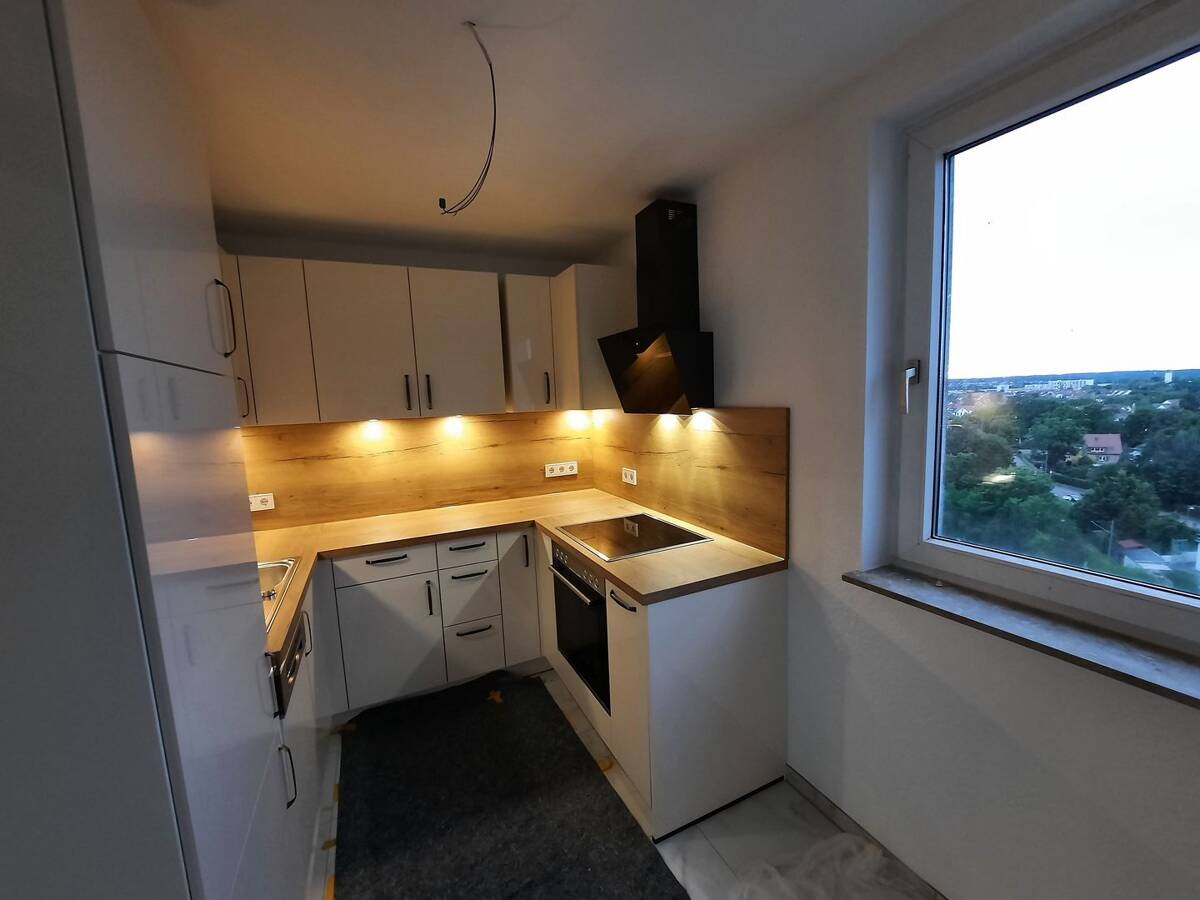 Frisch kernsanierte 2,5-Zimmer-Wohnung mit hochwertiger Ausstattung und traumhaftem Ausblick (teil oder vollmöbliert) – 70567 Stuttgart – Bild 1 von 9