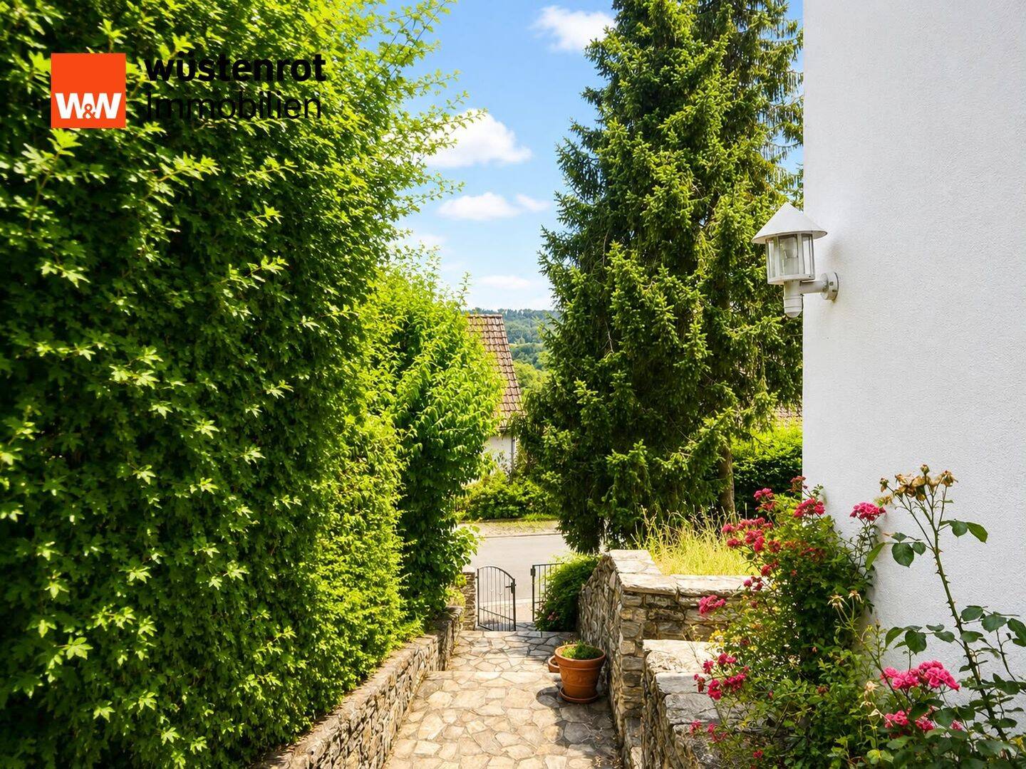 Großzügiges Einfamilienhaus mit 9 Zimmern, traumhaftem Garten und ausgebautem Dachstudio in ruhiger Wohnlage von Eppstein – Eppstein – Vorschaubild 2