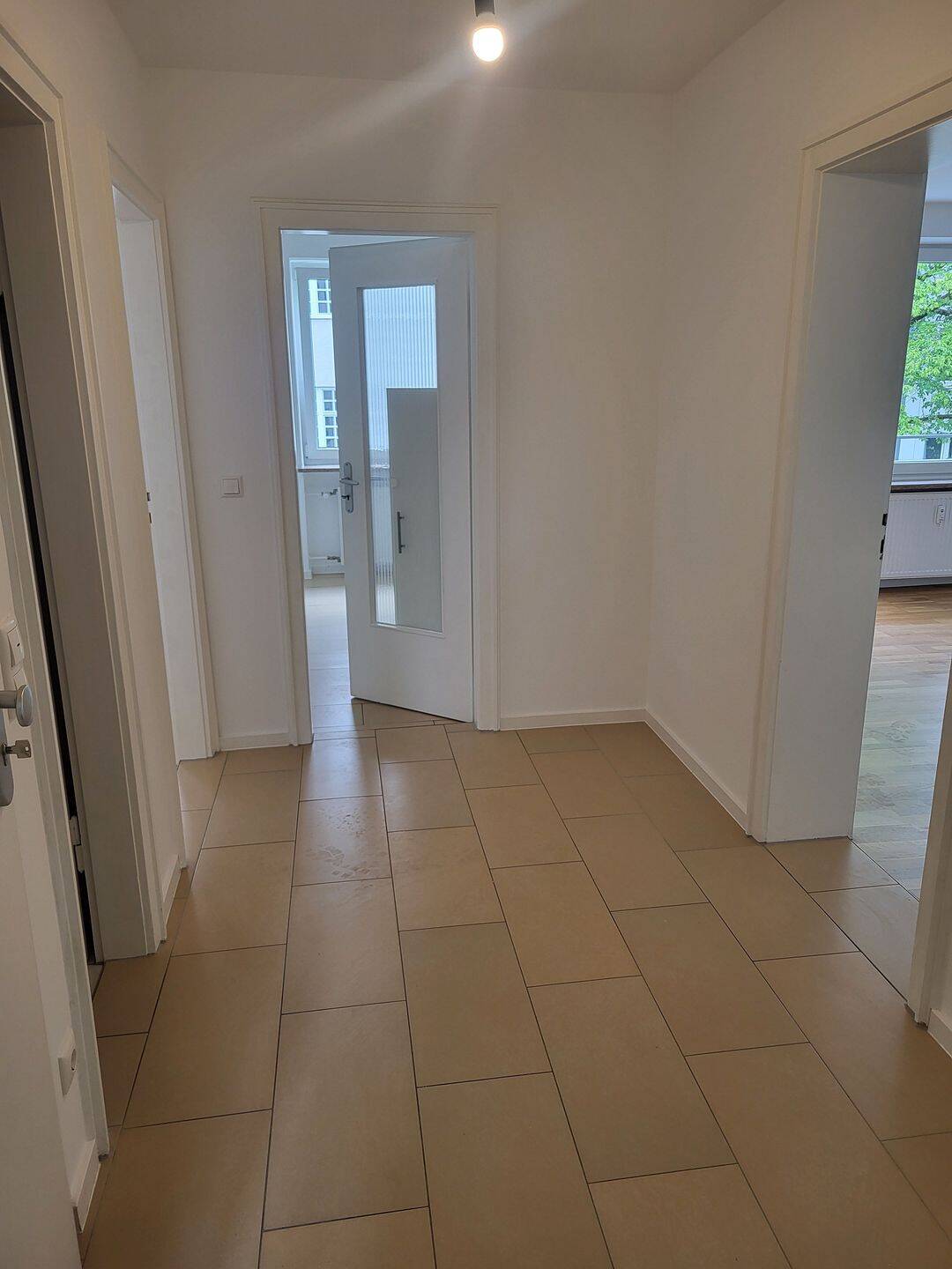 Ruhige, helle 2- Zimmerwohnung in gepflegtem Mehrfamilienhaus in Laim – München – Vorschaubild 2