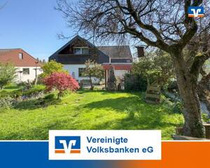 Freistehende Einfamilienhaus mit seperater Gäste Wohnung, großem Garten und Garagen