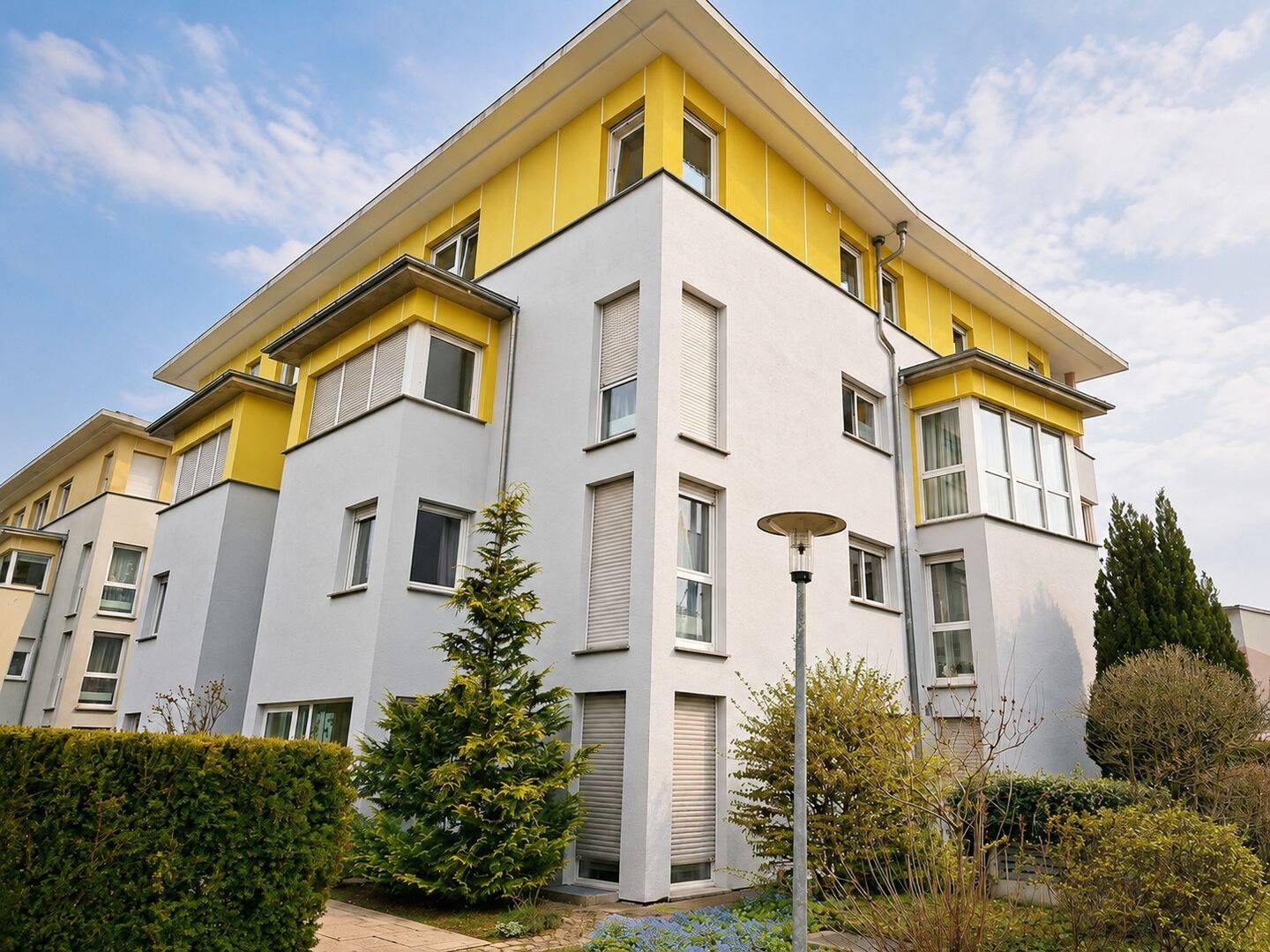 Sonnenverwöhnte Dachgeschosswohnung ohne Schrägen in ruhiger Wohnlage inkl. 2 TG Stellplätze
