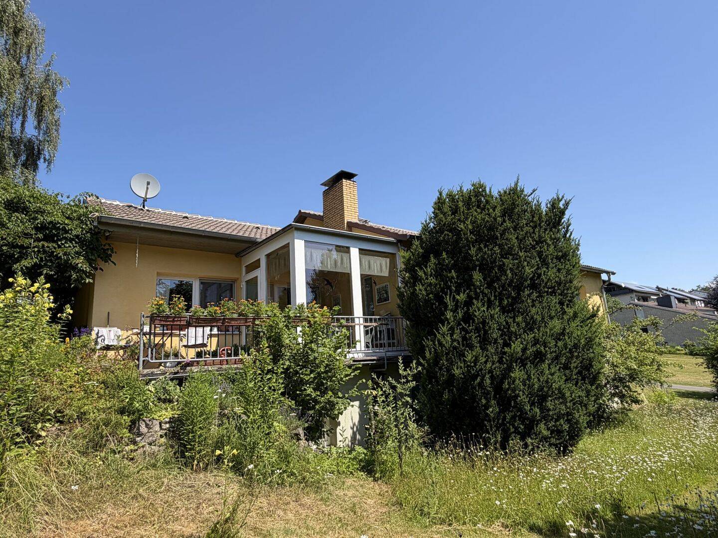 Solides Einfamilienhaus mit großem Grundstück in Ortsrandlage von Warburg-Germete – Warburg – Bild 1 von 9