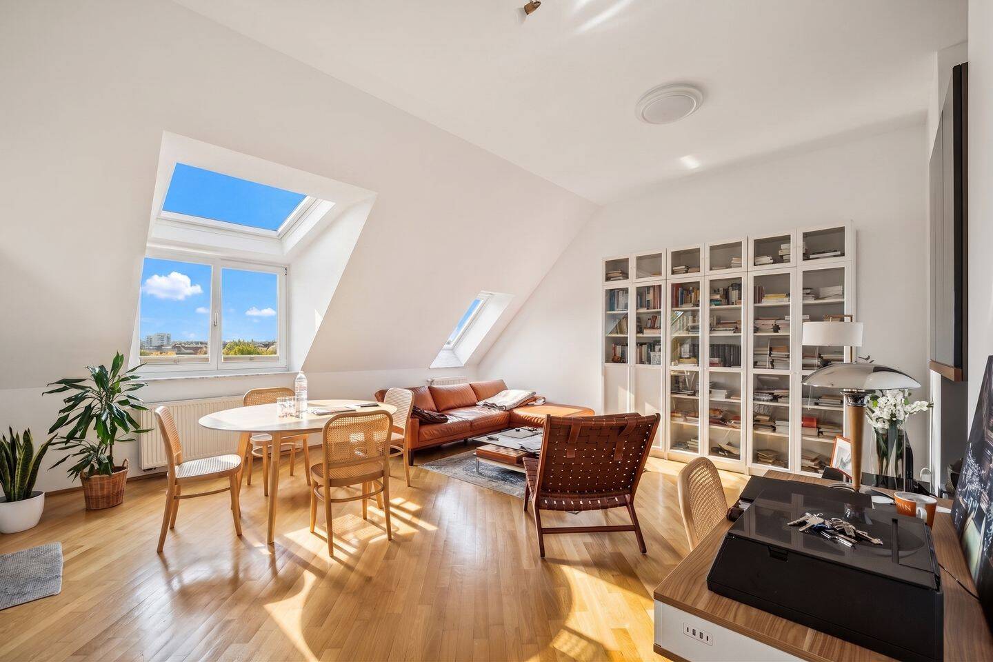 Edle Dachgeschosswohnung mit Südwest-Terrasse & Traumblick – Berlin – Vorschaubild 2
