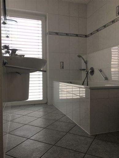 Helle, ruhige 3-Zi-Wohnung im 1.OG mit EBK, 2 Bäder und 2 große Balkone! Direkt am Park! – München – Vorschaubild 9