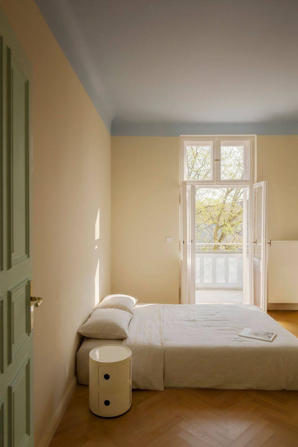 Klassischer Altbau mit Südbalkon, Licht und klarer Gestaltung in ruhiger Lage – Berlin – Vorschaubild 8