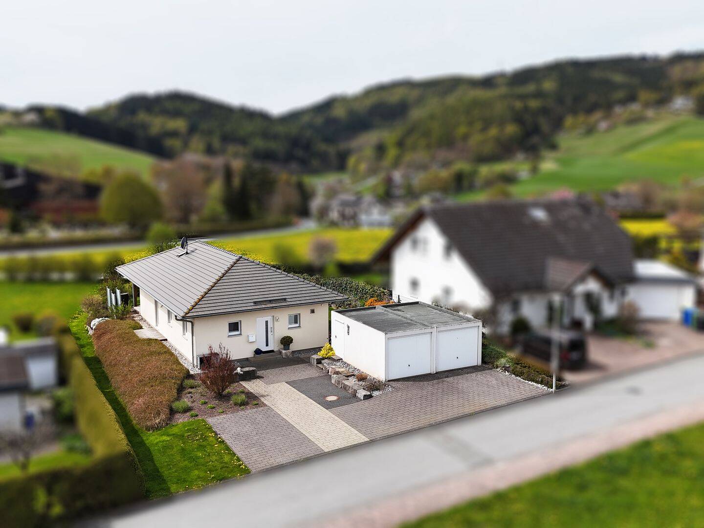 Neuwertiger Bungalow mit Energieeffizienzklasse A+ in herrlicher Natur von Willingen – Willingen (Upland) – Bild 1 von 9