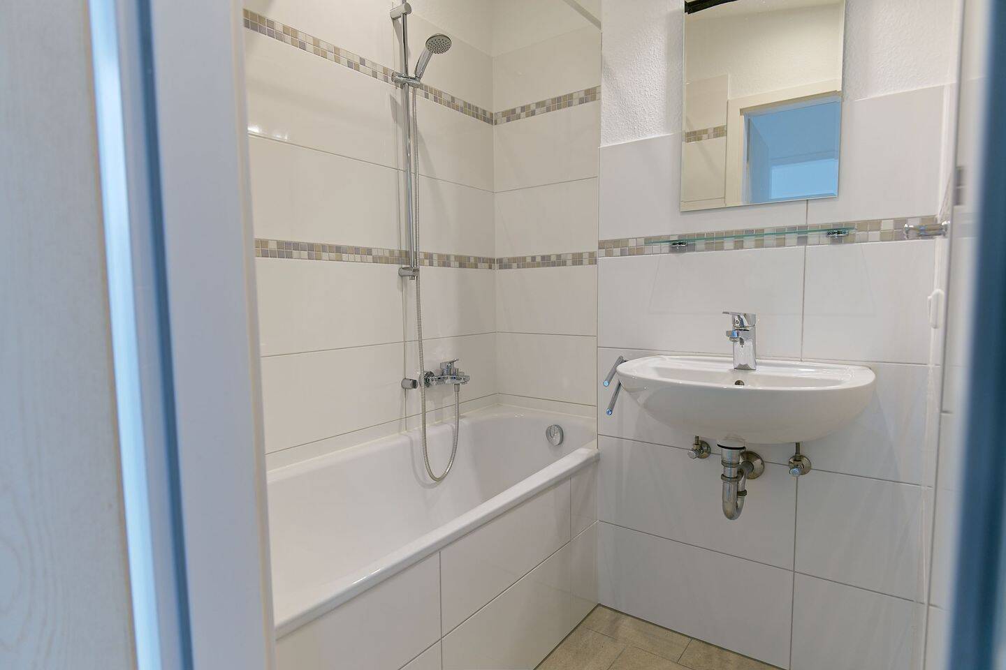 Stilvolle ruhige 3-Zi-Dachgeschosswohnung im Jugendstilhaus - eigene Etage, Dachbalken und Gartenmitnutzung, zentrumsnah in Kiel – Kiel – Vorschaubild 5