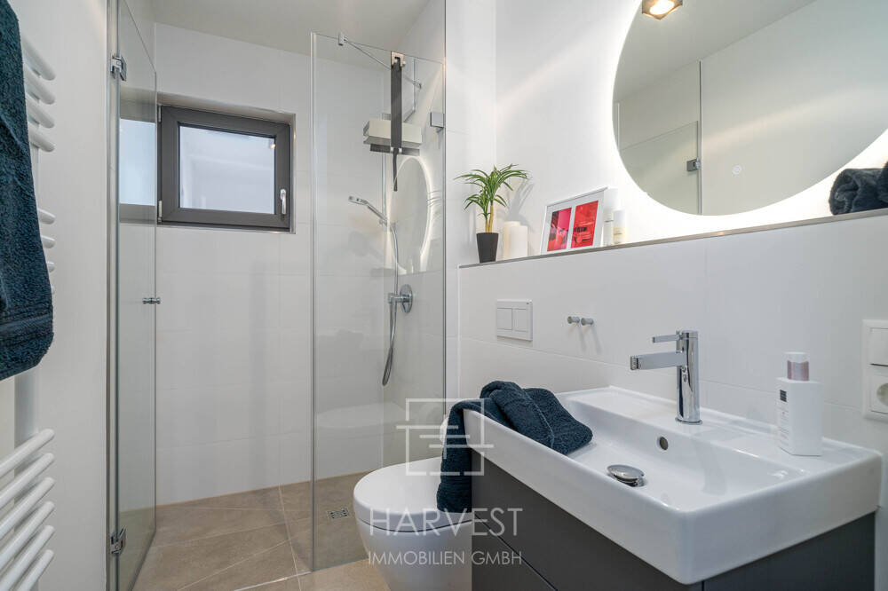 Neubau Wohnung im 1. Obergeschoss mit Balkon I Ideal für Eigennutzer und Kapitalanleger – München – Vorschaubild 2