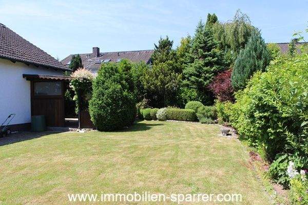 Ein- oder Zweifamilienhaus mit schönem eingewachsenem Garten, Sauna, und Garage in Neunkirchen – Weiden in der Oberpfalz – Vorschaubild 2