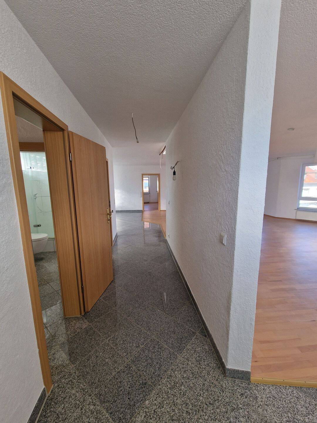 Stadtleben trifft Freiluft-Oase: Maisonette mit 45 m² Dachterrasse – Pforzheim – Vorschaubild 4