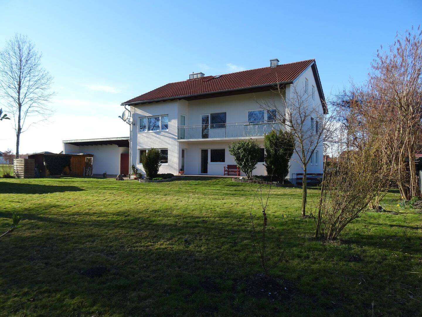 Provisionsfreies Dreiparteienhaus mit 1553 m² Garten - ideal für Großfamilien oder Investoren! – Altötting – Bild 1 von 8