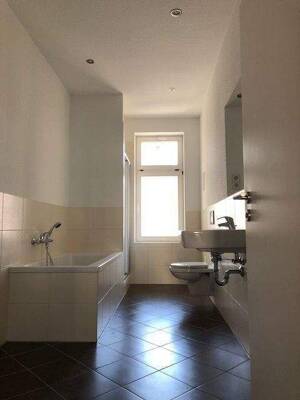 Schicke großräumige 2 Zimmerwohnung / Fußbodenheizung / Küche mit Zugang zum sonnigen Balkon / Tageslichtbad mit Wanne/Dusche – 4105 Leipzig – Vorschaubild 3