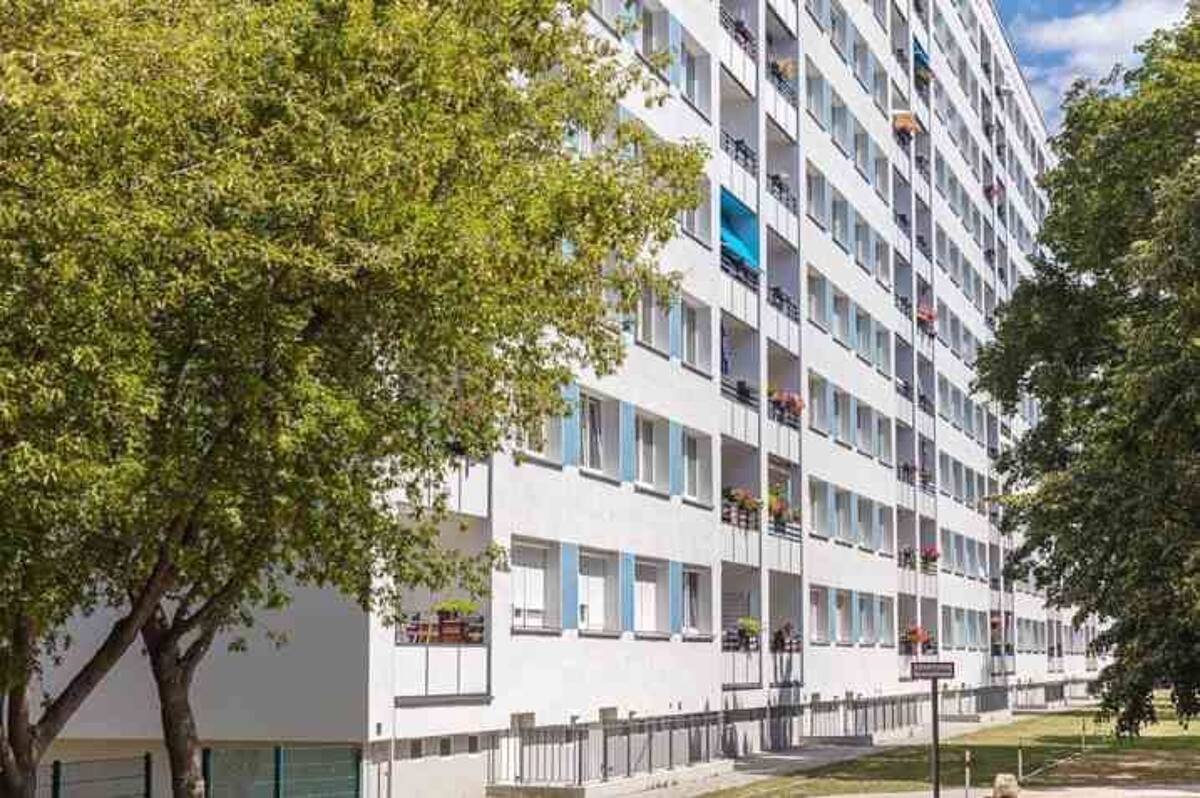 Familienfreundliche 4-Zimmer-Wohnung, Küche mit Tresen, Bad mit Wanne – 1307 Dresden – Bild 1 von 3