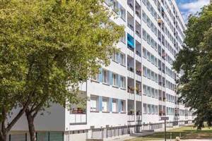 Familienfreundliche 4-Zimmer-Wohnung, Küche mit Tresen, Bad mit Wanne
