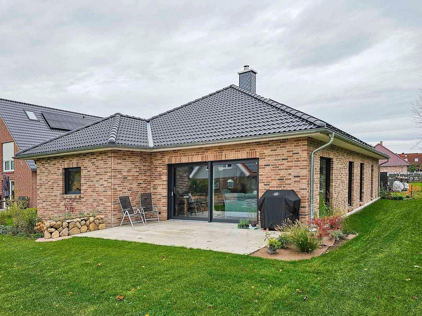 Komfort auf einer Ebene - 3-Zimmer-Winkelbungalow Niedrigenergiehaus EH 40 mit Wärmepumpe und PV - Neubauplanung – Hartenholm – Vorschaubild 3