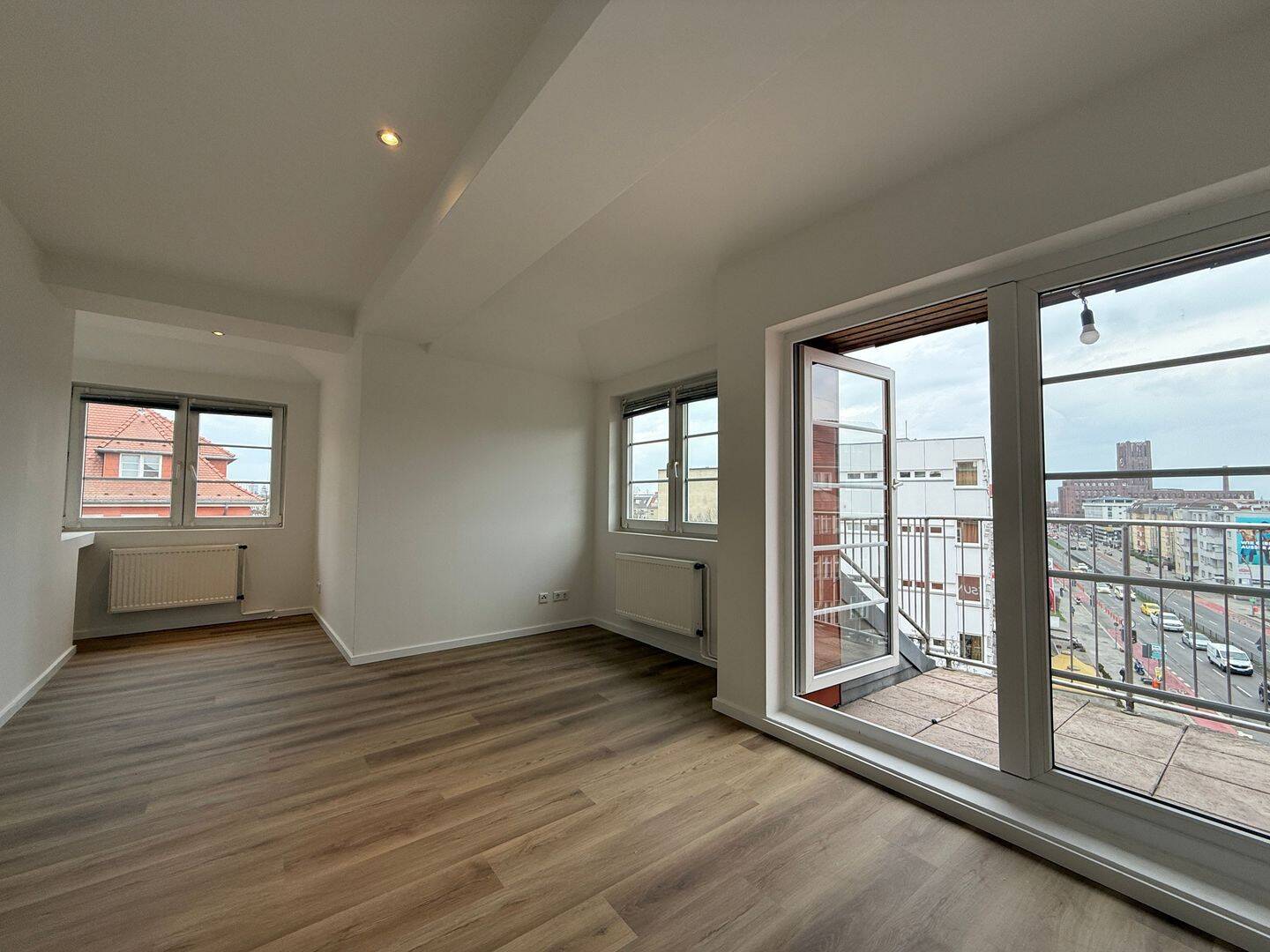 Bezugsfreie, großzügige 1-Zimmer-Altbauwohnung im Dachgeschoss mit schönem Balkon und Wohnküche! – Berlin – Bild 1 von 9