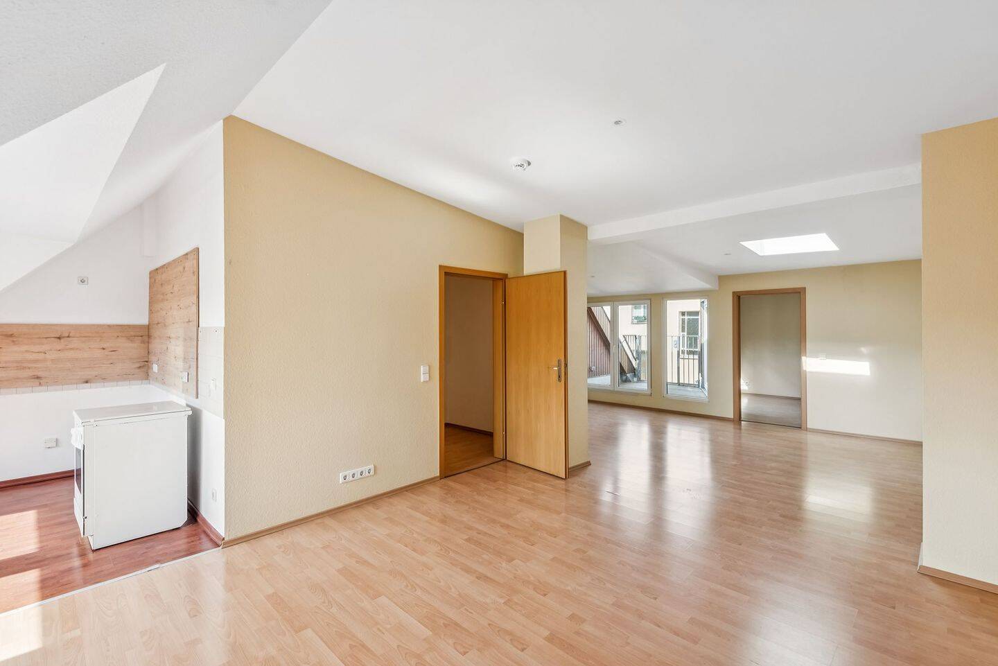 Helle Dachgeschosswohnung mit Dachterrasse in Spandauer Kiezlage – Berlin – Vorschaubild 3