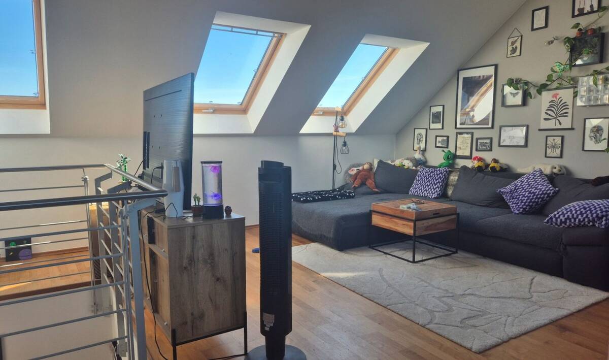 Kapitalanlage: Vermietete 2-Zimmer-Maisonette mit Dachterrasse & Atrium-Ausblick – lichtdurchflutet direkt an der Fußgängerzone in Fürth – 90762 Fürth – Bild 1 von 9