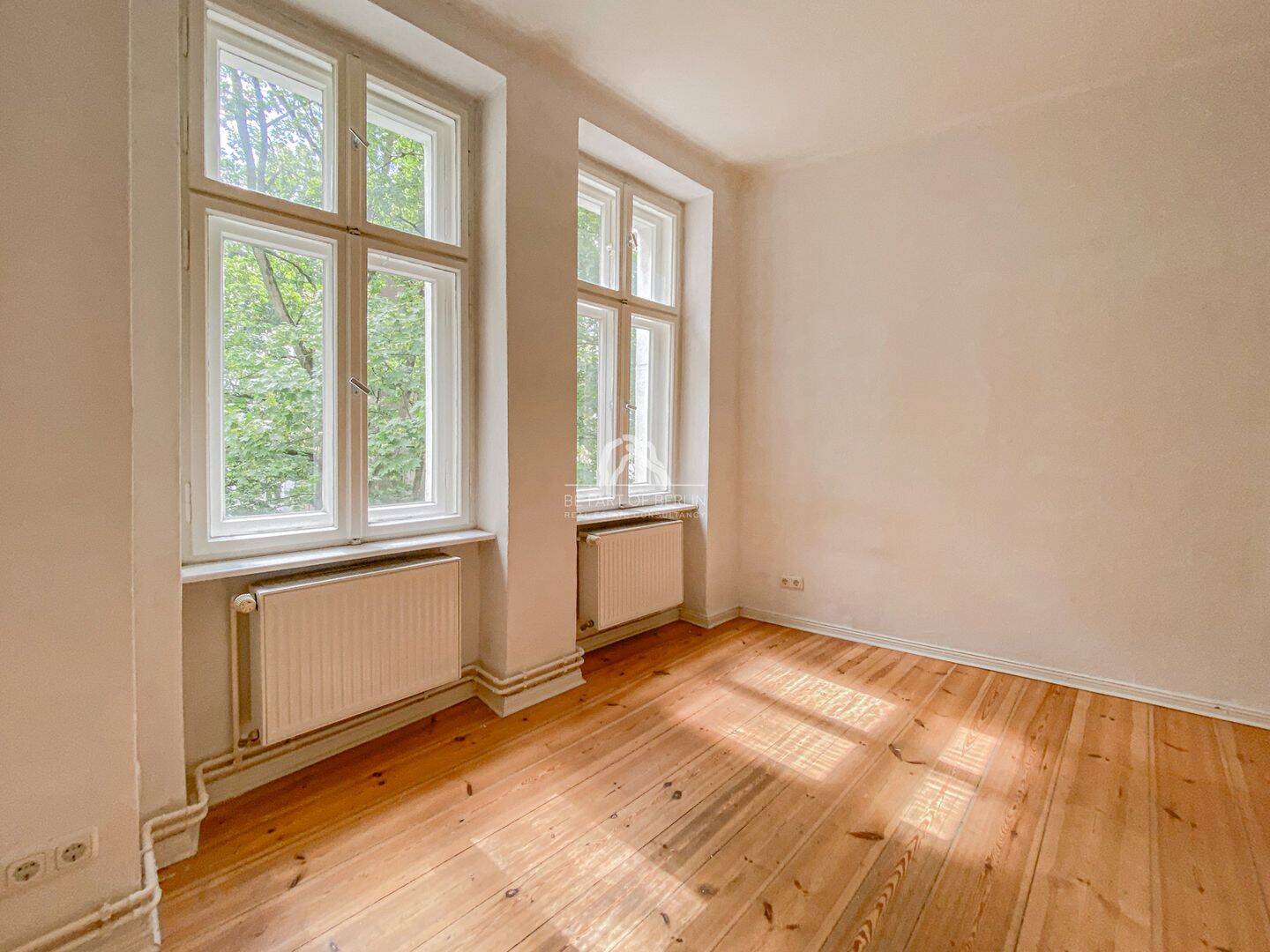 SUPERINTERESSANTE UND KLASSISCH SCHÖNE ALTBAUWOHNUNG! RUHIG LAGE IM GARTENHAUS! PROVISIONSFREI! – Berlin – Vorschaubild 2
